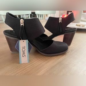 NWT TOMS Majorca Closed Toe